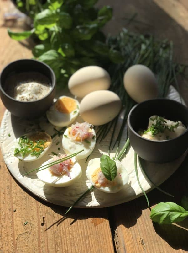 Jajka otulone w świeżych ziołach. Niezastąpione superfoods na wiosnę.