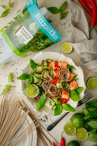 Makaron soba z bazylią tajską