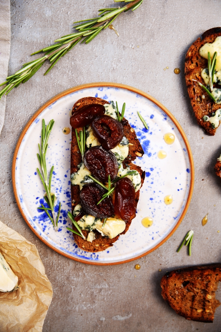Bruschetta z figami, serem niebieskim i rozmarynem