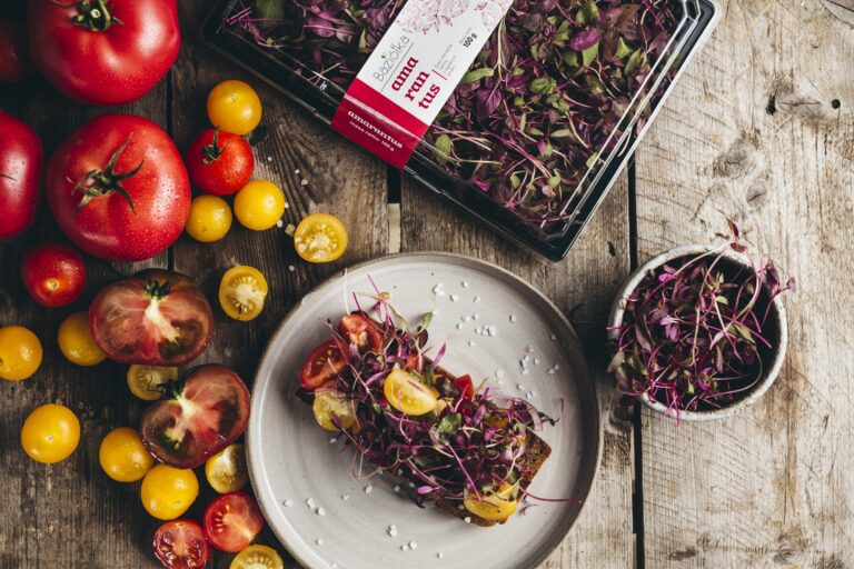 Bruschetta z pomidorami i amarantusem