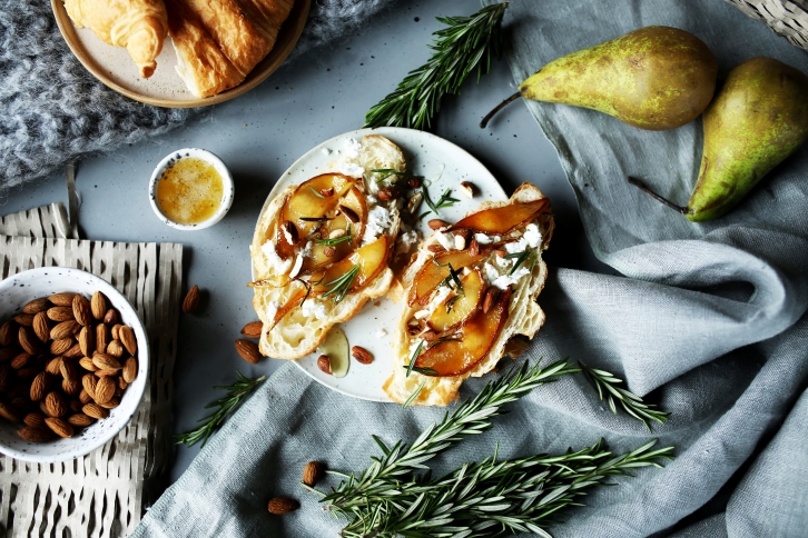 Croissant z karmelizowaną na rozmarynie gruszką