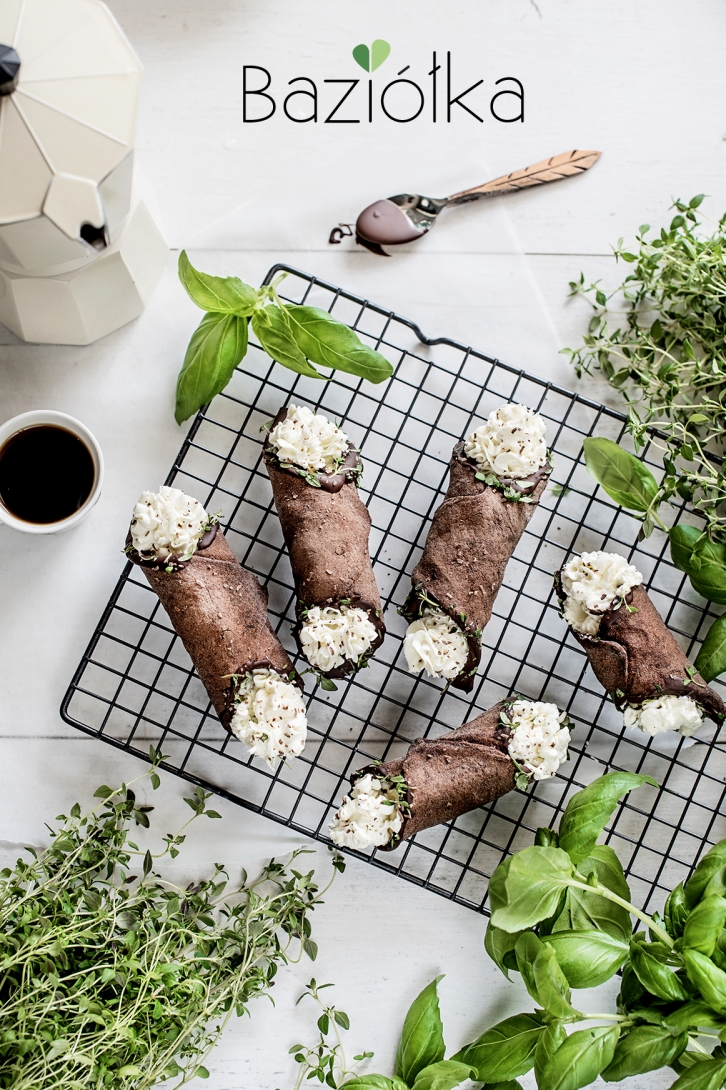 Czekoladowe Cannoli z kremem bazyliowym i tymiankiem.