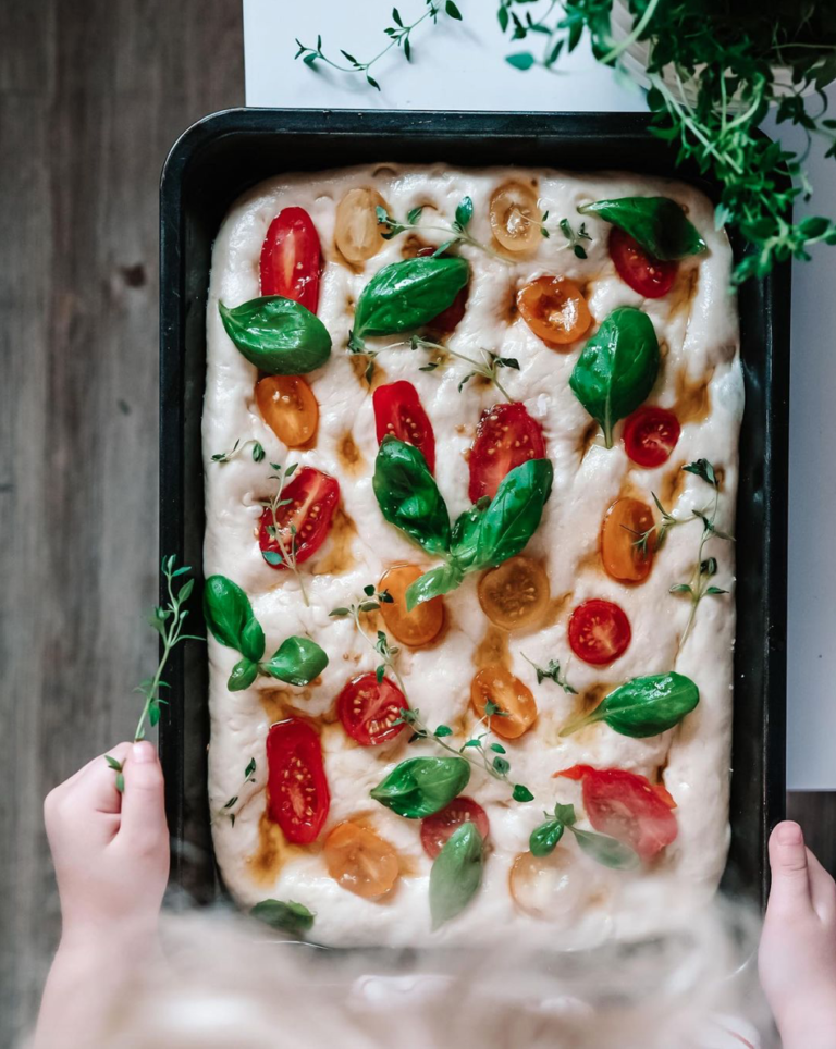focaccia z pomidorkami i bazylią