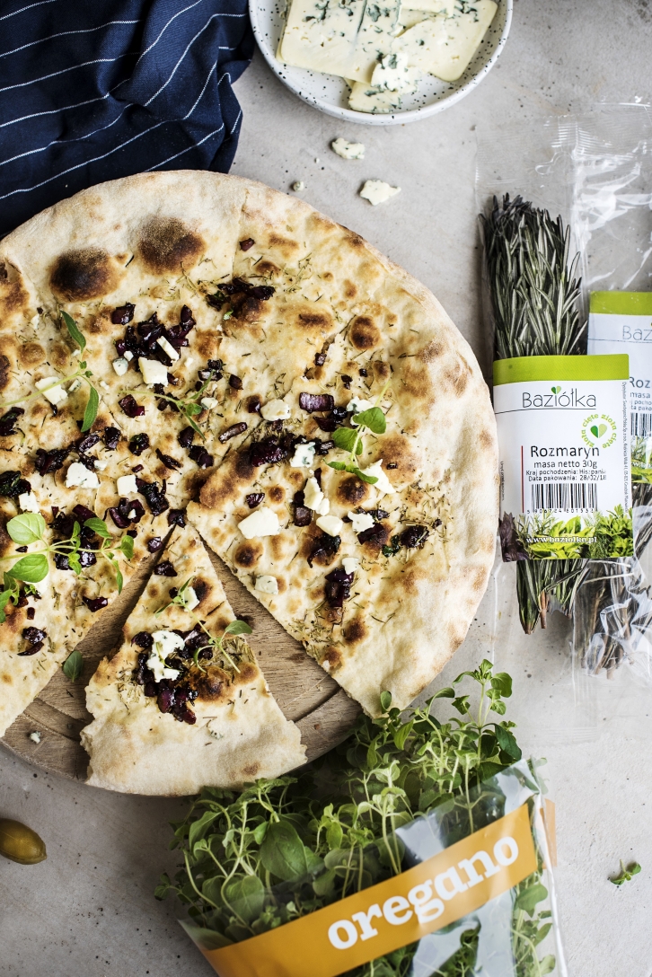 Focaccia z rozmarynem, oregano, karmelizowaną cebulką i serem pleśniowym