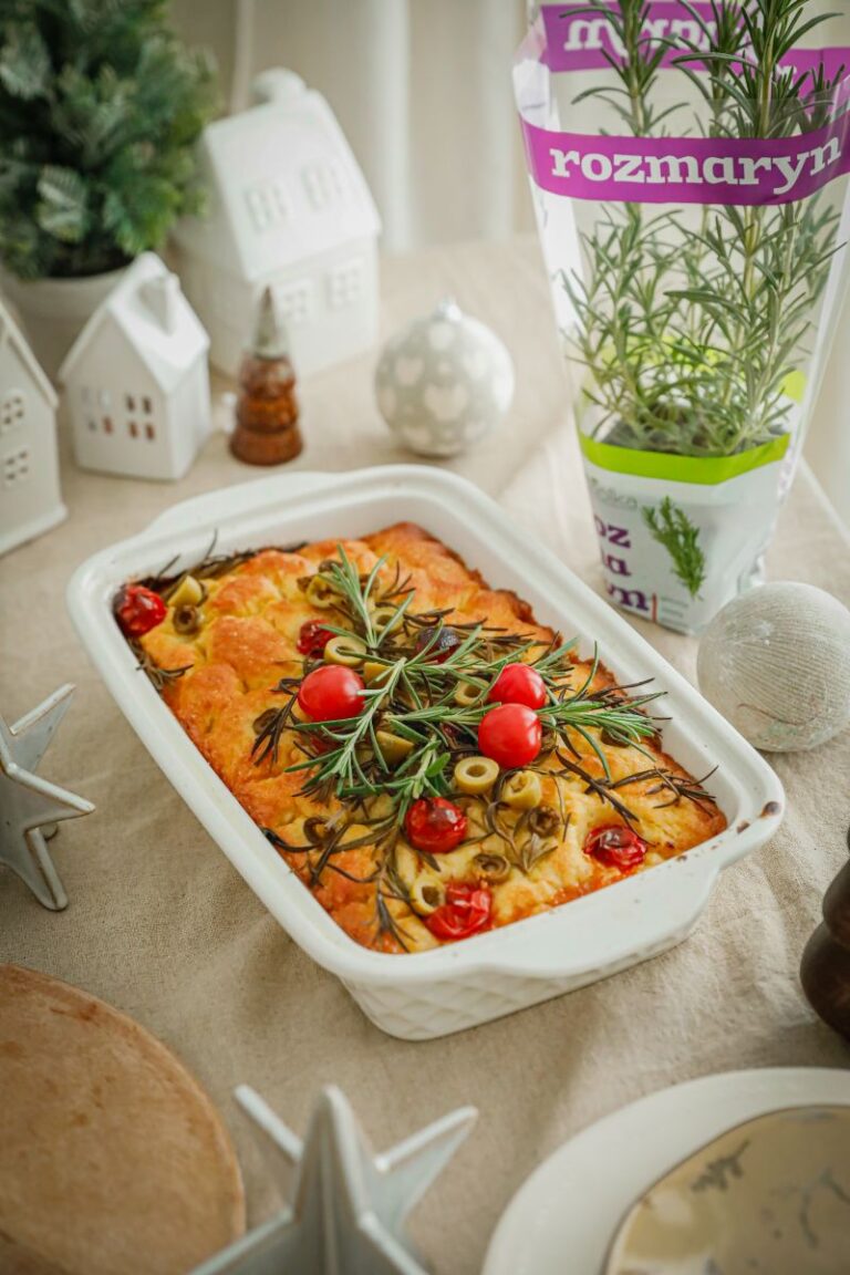 Focaccia z rozmarynem, pomidorkami i oliwkami