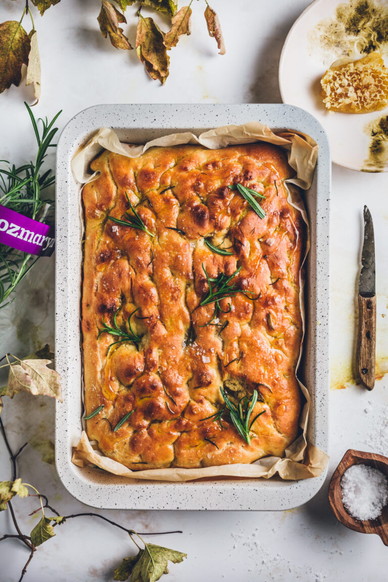FOCCACIA Z MIODEM I ROZMARYNEM
