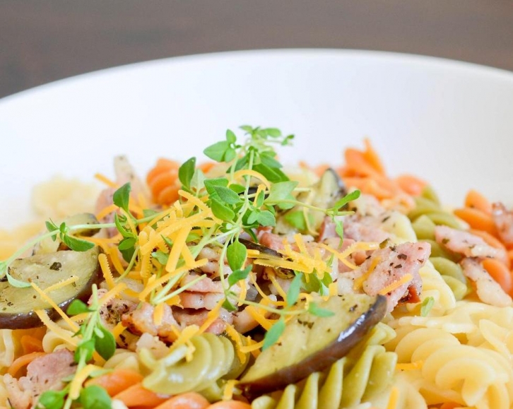 Fusilli z boczkiem, bakłażanem i świeżym tymiankiem