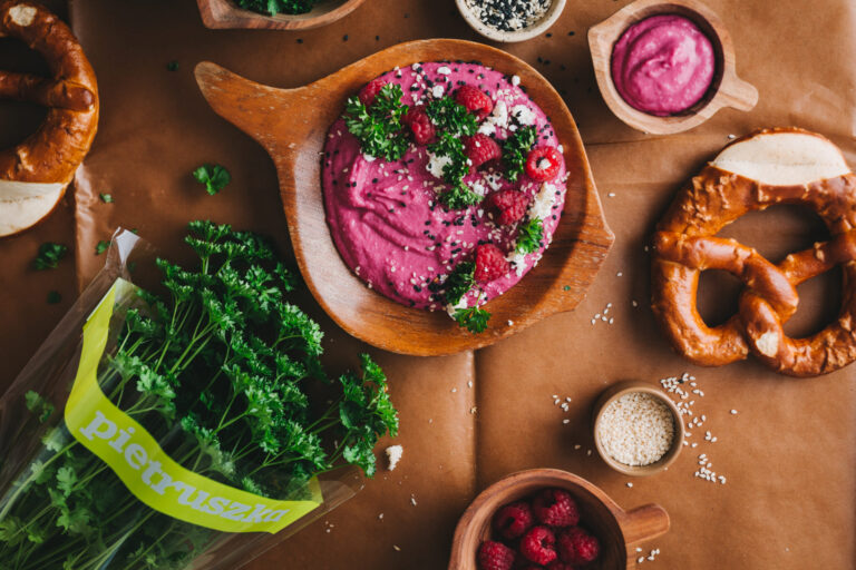 hummus buraczany z pietruszką