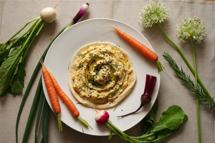 Hummus z rozmarynem i prażonym sezamem