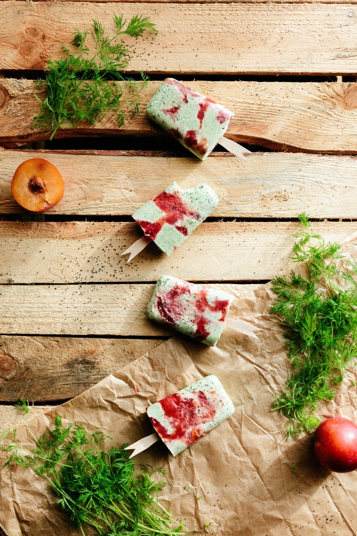 Koperkowe lody na patyku ze śliwkami i makiem