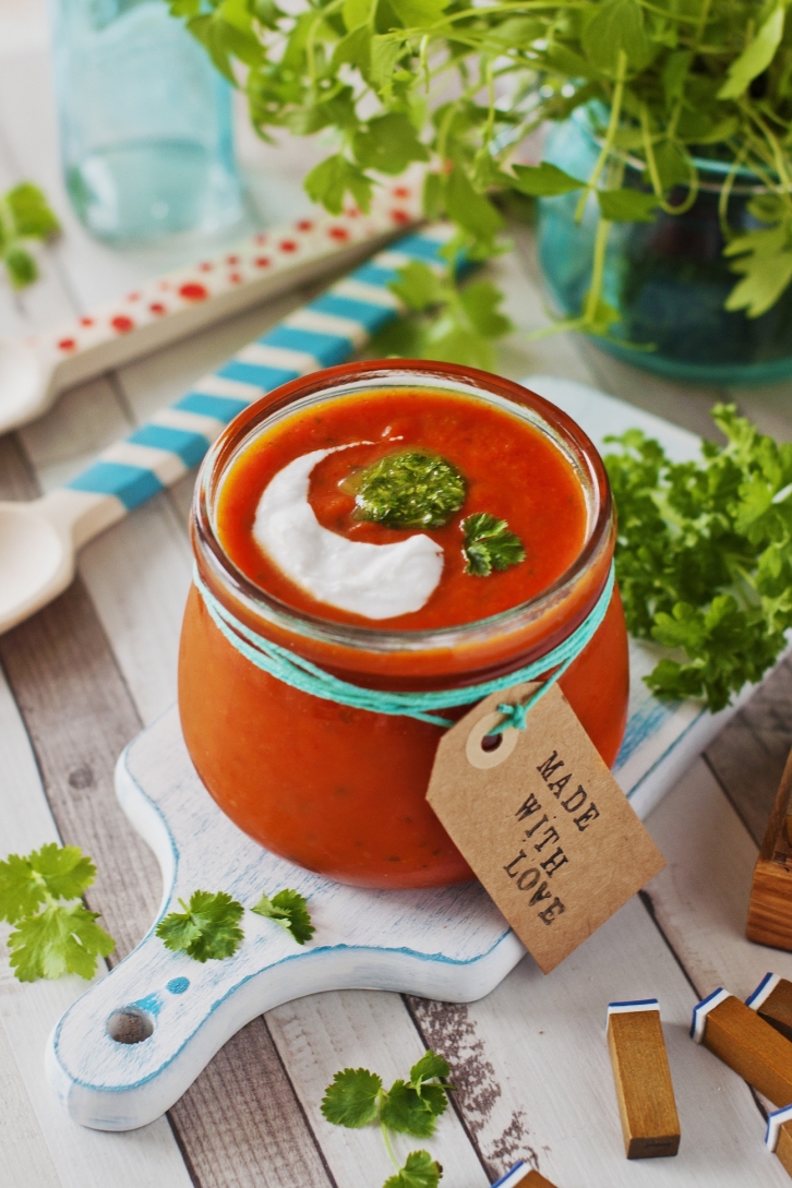 Krem z pieczonej dyni i papryki z mlekiem kokosowym i pesto z kolendry