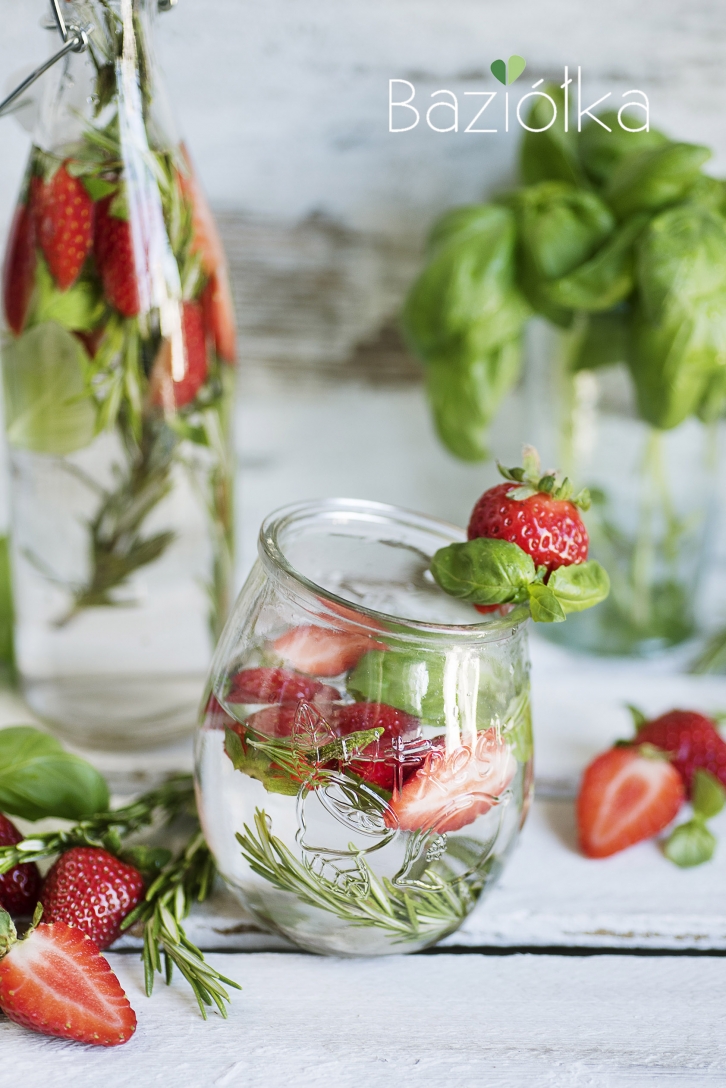 Lemoniada truskawkowa z rozmarynem i bazylią