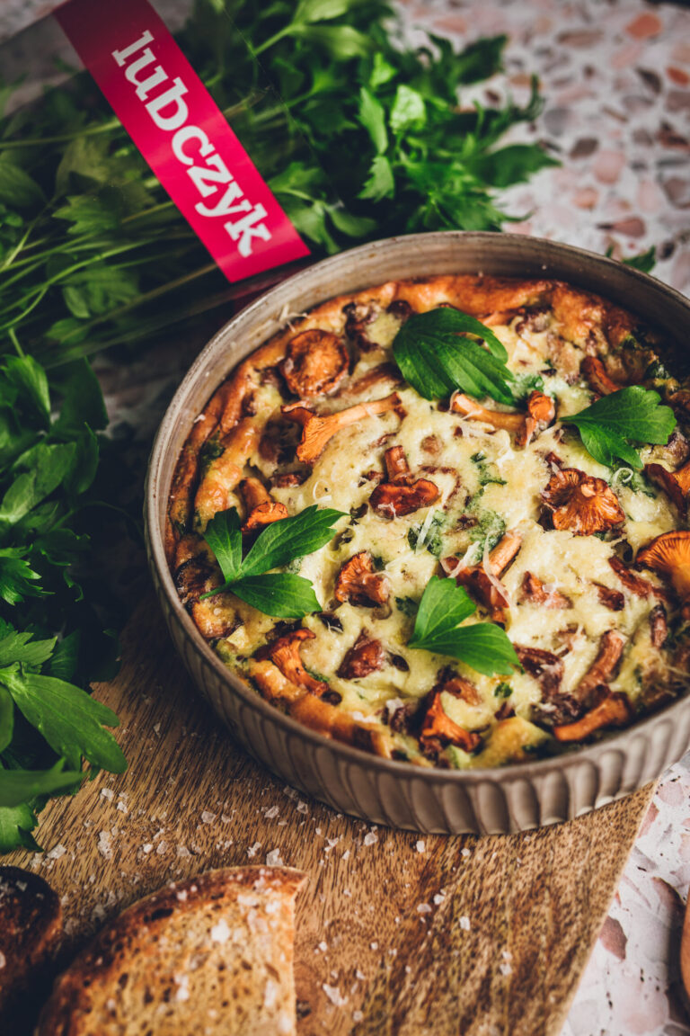 OMLET Z KURKAMI I LUBCZYKIEM