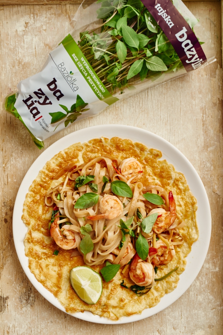 Pad Thai z krewetkami w omlecie z bazylią tajską