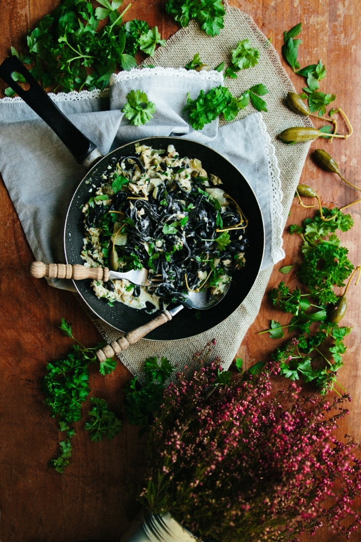 Pasta nero z wędzoną makrelą, kaparami i pietruszką oraz lubczykiem