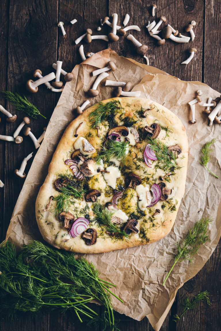 Pizza z grzybami i koperkiem ciętym