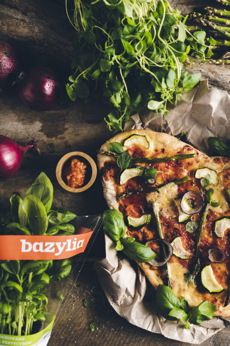 Pizza z oregano i bazylią
