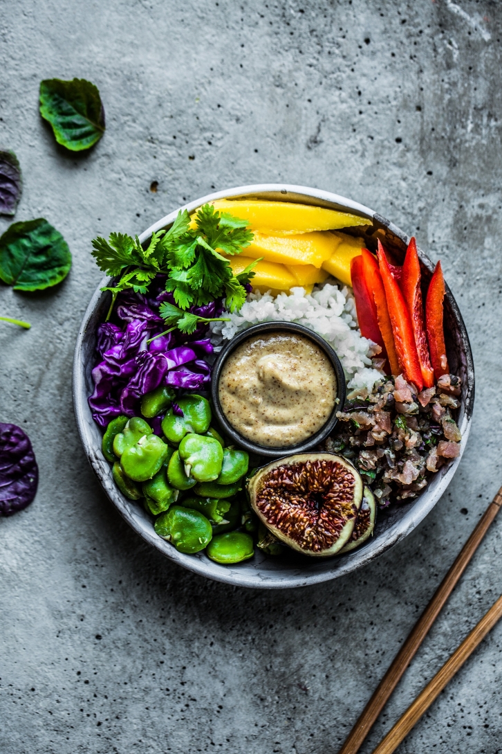 Poke bowl z tuńczykiem, bobem, świeżą kolendrą i pachnotką