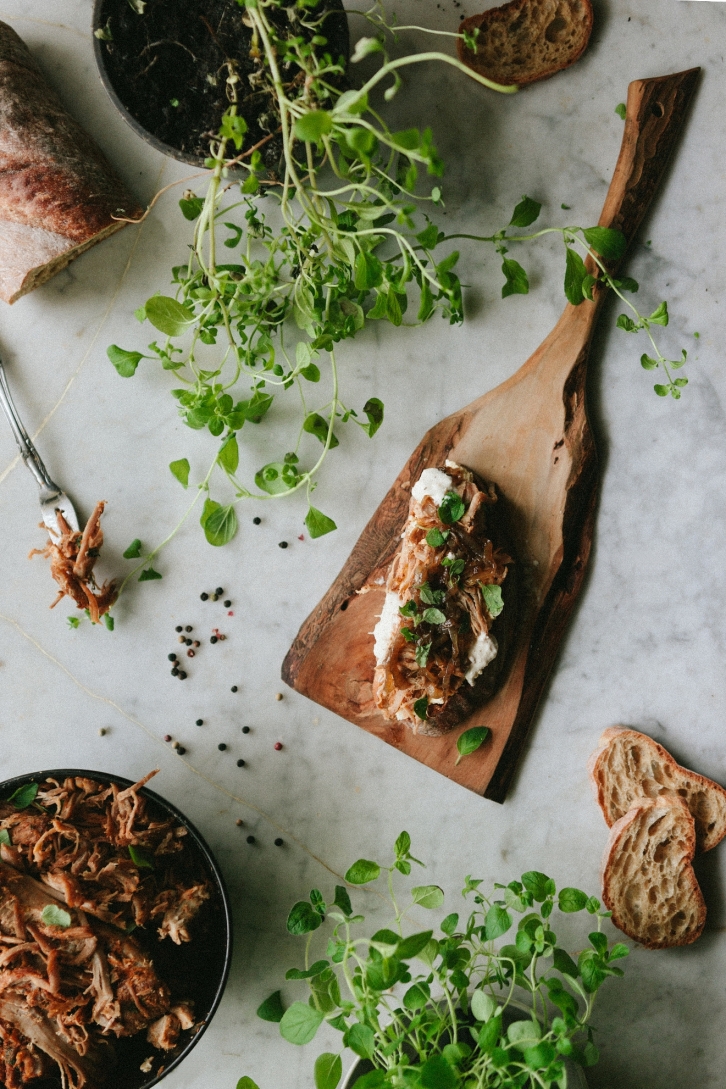 Pulled pork w ziołach, na kanapce z konfiturą z cebuli i chrzanowym majonezem