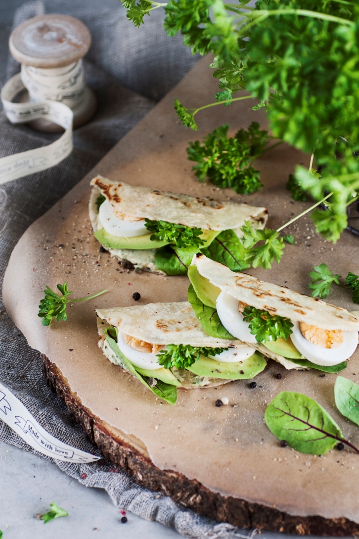 Quesadillas z pietruszkowym hummusem i czerwonym szczawiem
