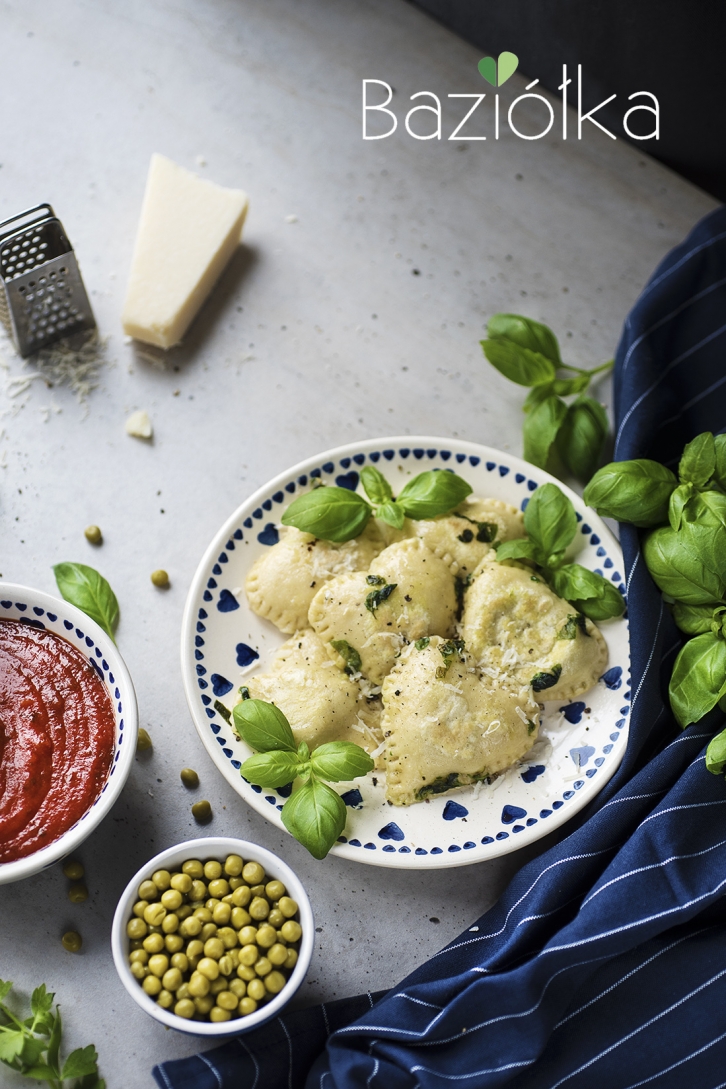 Ravioli z lubczykiem, smażone z bazylią