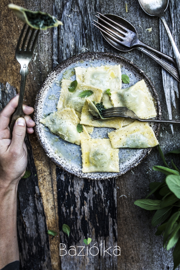 Ravioli z ricottą, majerankiem i szałwią
