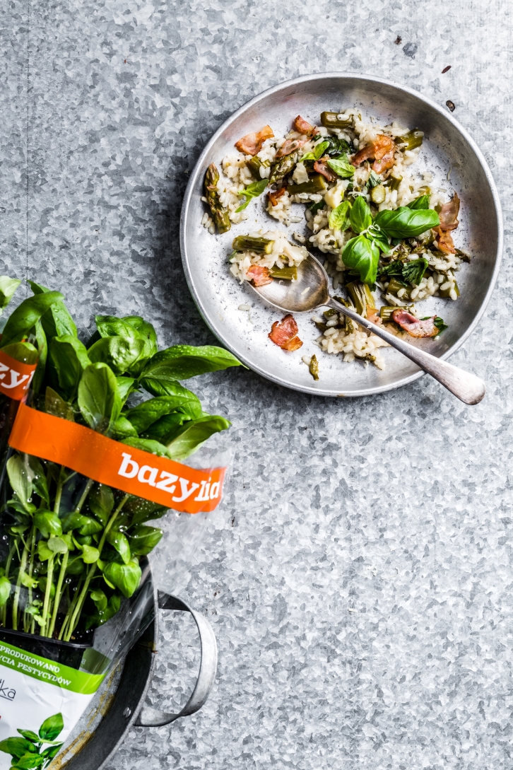 Risotto ze szparagami, bekonem i świeżą bazylią