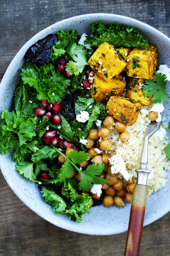 Sałatka z jarmużem, kaszą bulgur, serem feta, pietruszką, kolendrą, tofu, granatem i ciecierzycą