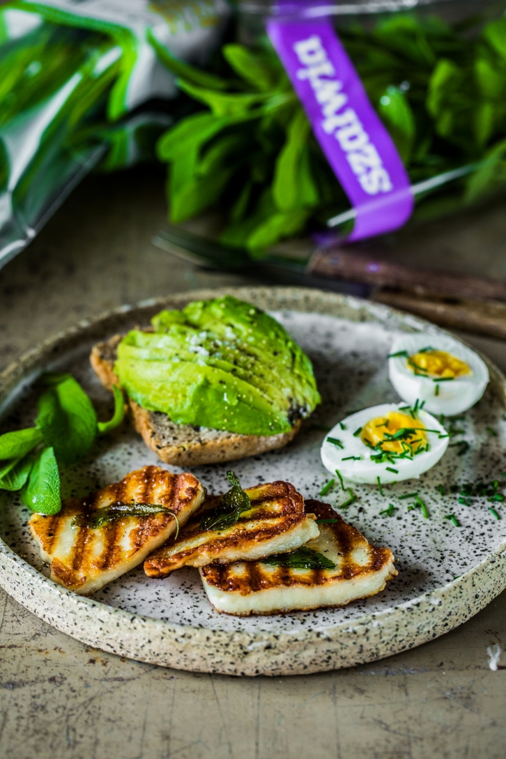 Ser halloumi smażony na maśle szałwiowym z jajkiem i awokado
