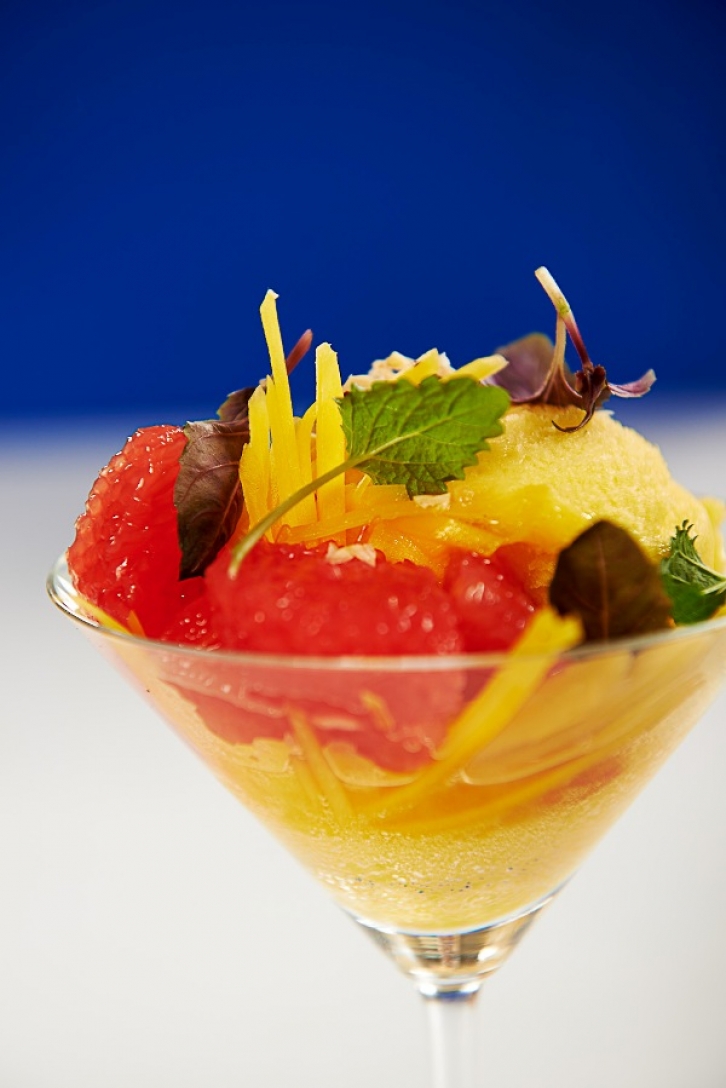 Sorbet z mango ze świeżym imbirem i ziołami