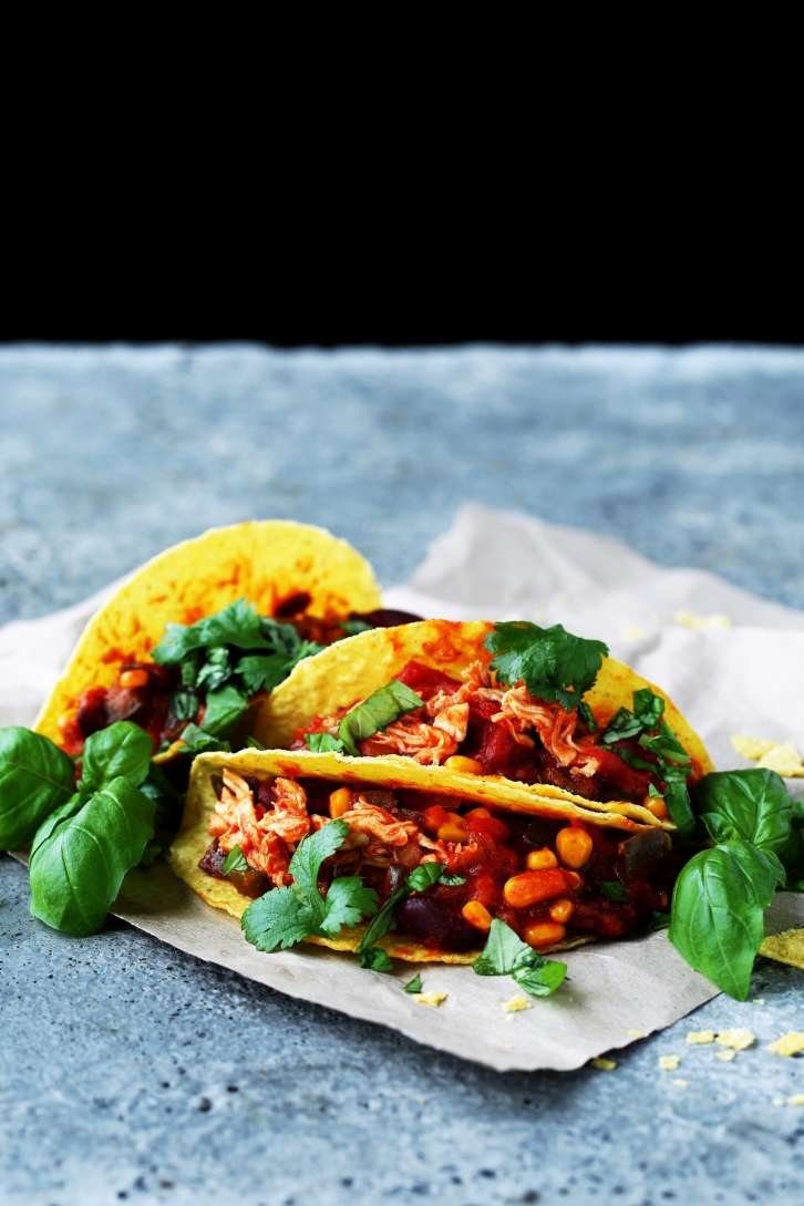 Tacosy ze świeżą bazylią i kolendrą