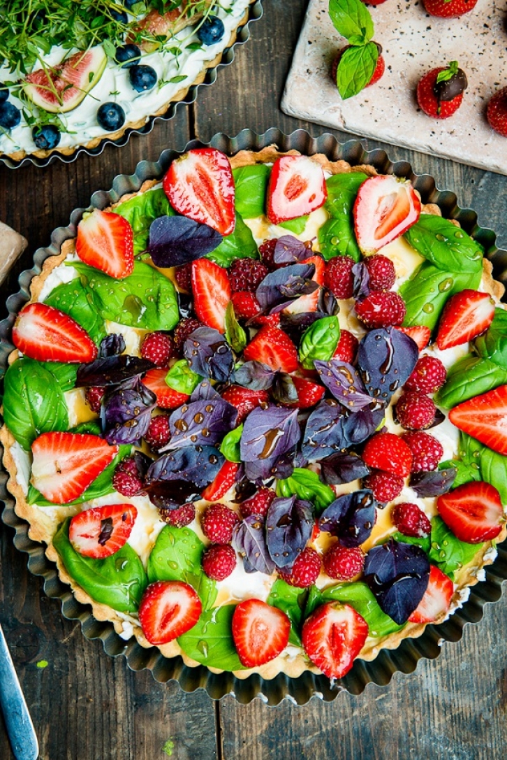 Tarta z bazylią i owocami