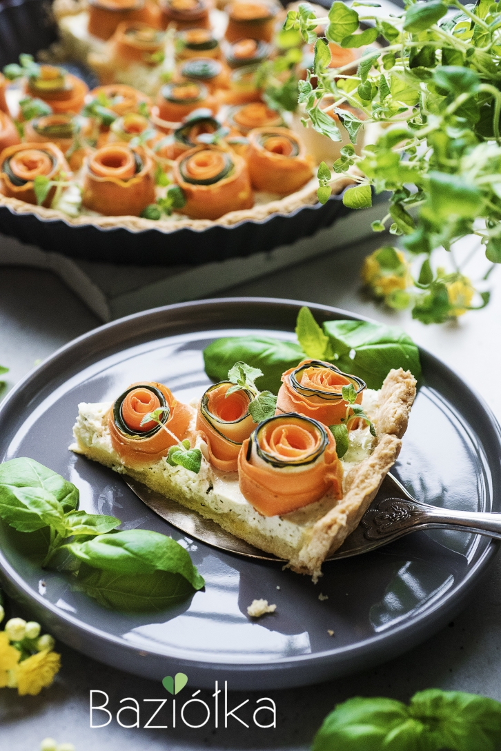 Tarta z bazyliowym kremem, marchewką, cukinią i oregano
