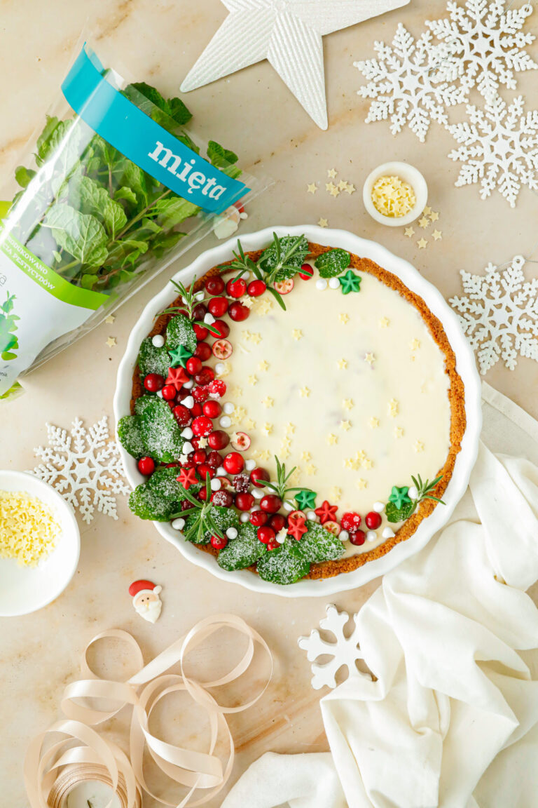 tarta z kandyzowanymi listkami mięty