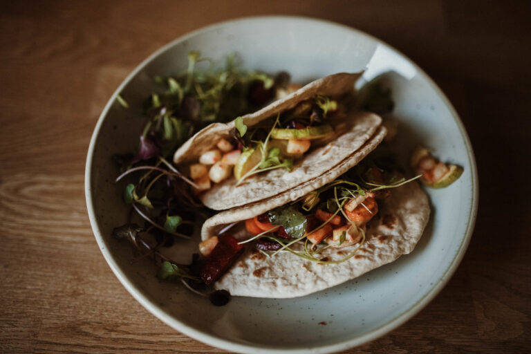 Warzywne tacos z bazyliowym sosem i mikro listkami