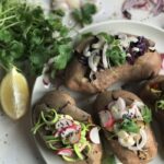 Bataty po meksykańsku faszerowane guacamole i kolendrą