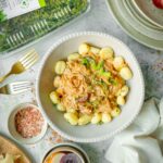 Domowe gnocchi w kremowym sosie z karmelizowanej cebuli, tymianku i chorizo