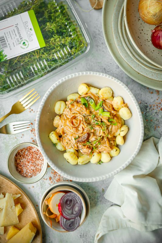 Domowe gnocchi w kremowym sosie z karmelizowanej cebuli, tymianku i chorizo