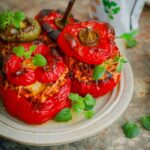 Faszerowane papryki z mięsem z indyka, czerwonym pesto i cheddarem