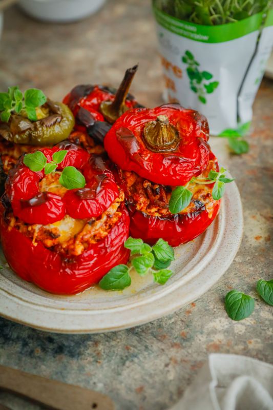 Faszerowane papryki z mięsem z indyka, czerwonym pesto i cheddarem