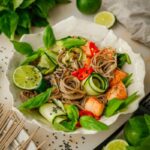 Makaron soba z sosem orzechowym, łososiem, cukinią i bazylią tajską