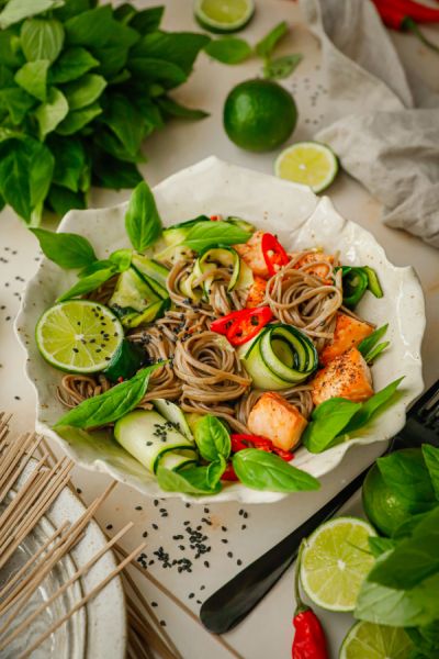 Makaron soba z sosem orzechowym, łososiem, cukinią i bazylią tajską