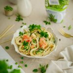 Makaron w sosie śmietanowo-parmezanowym z pieczonym łososiem i warzywami