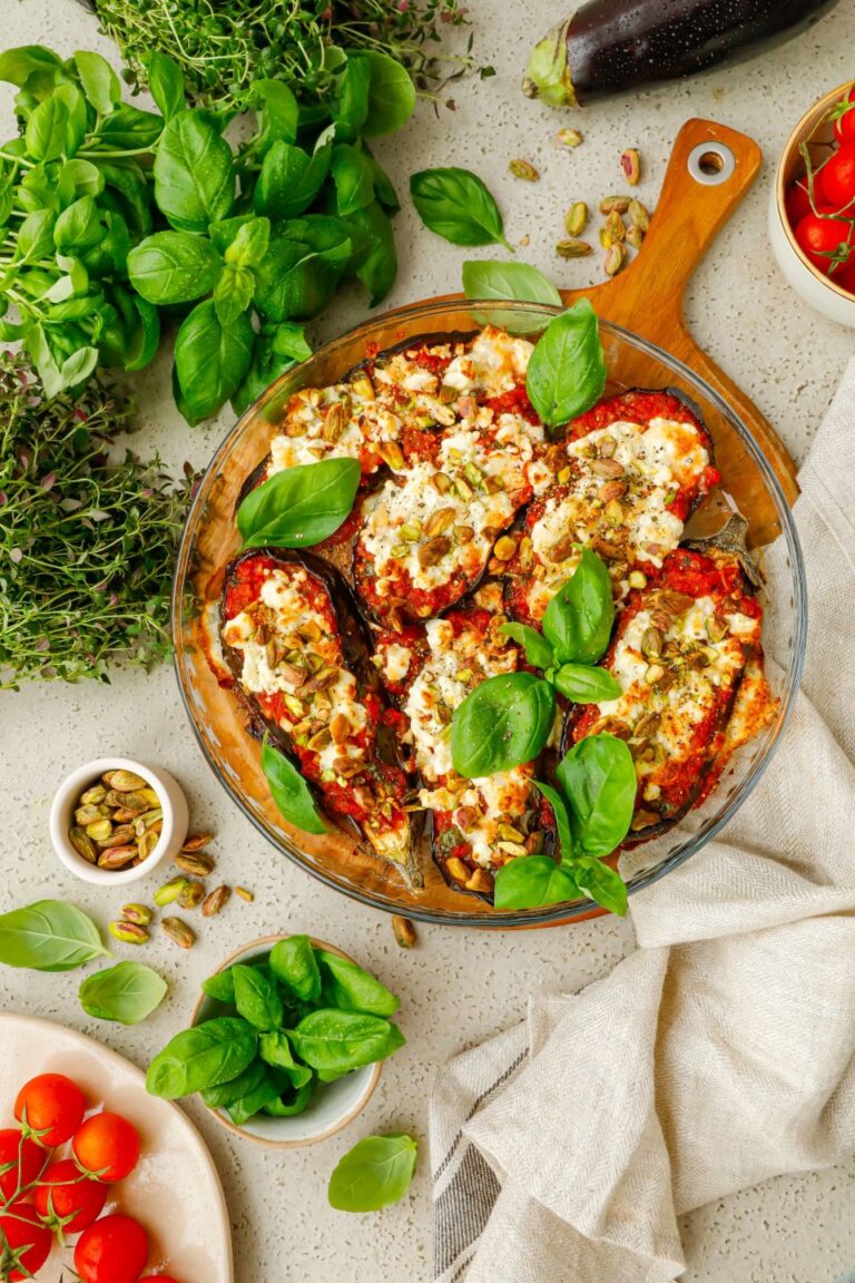 Pieczony bakłażan z mozzarellą, fetą i pistacjami
