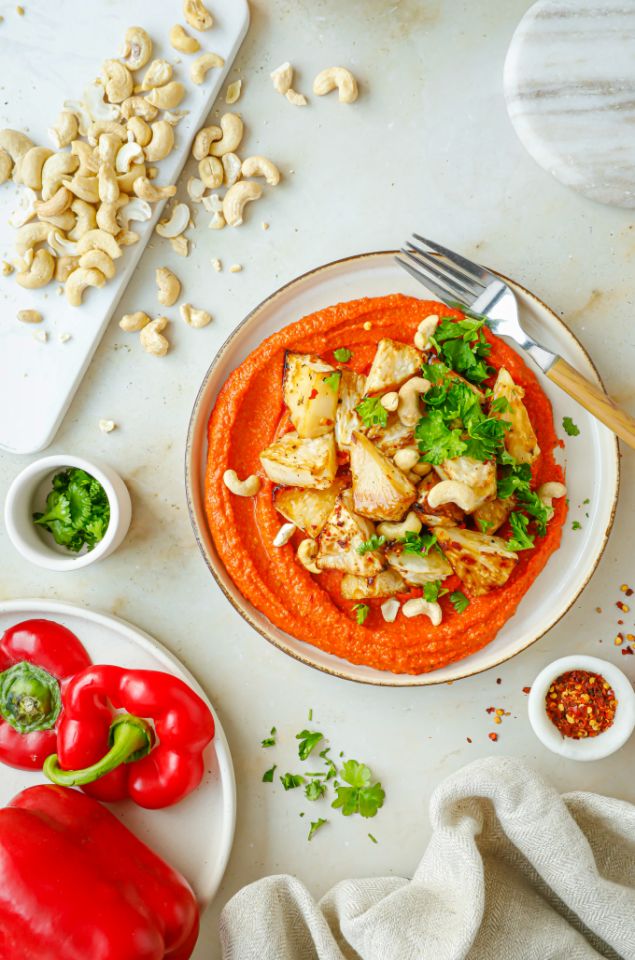 Pieczony seler na sosie romesco