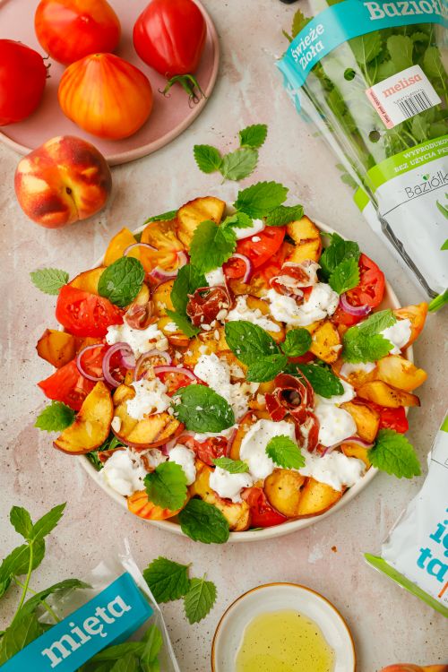 Sałatka z grillowanymi brzoskwiniami, pomidorami, szynką parmeńską, pistacjami, mięta i melisą