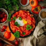 Shakshuka z dodatkiem kaki i natki pietruszki