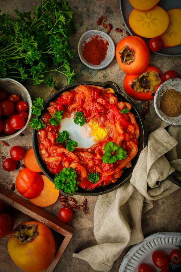 Shakshuka z dodatkiem kaki i natki pietruszki