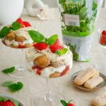 Tiramisu w pucharkach z chałwą waniliową, truskawkami i melisą