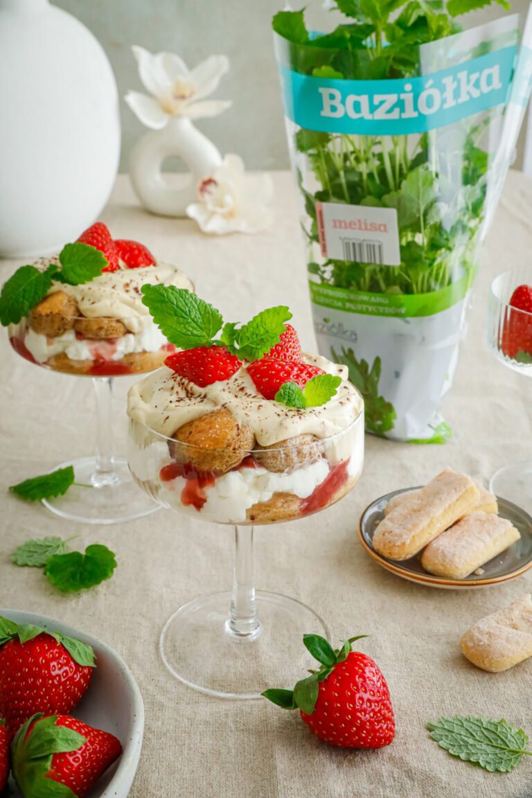 Tiramisu w pucharkach z chałwą waniliową, truskawkami i melisą